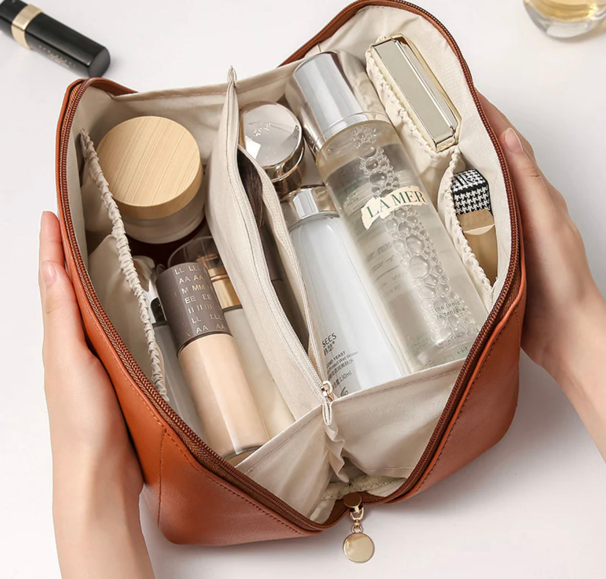 Organizing cosmetic bag