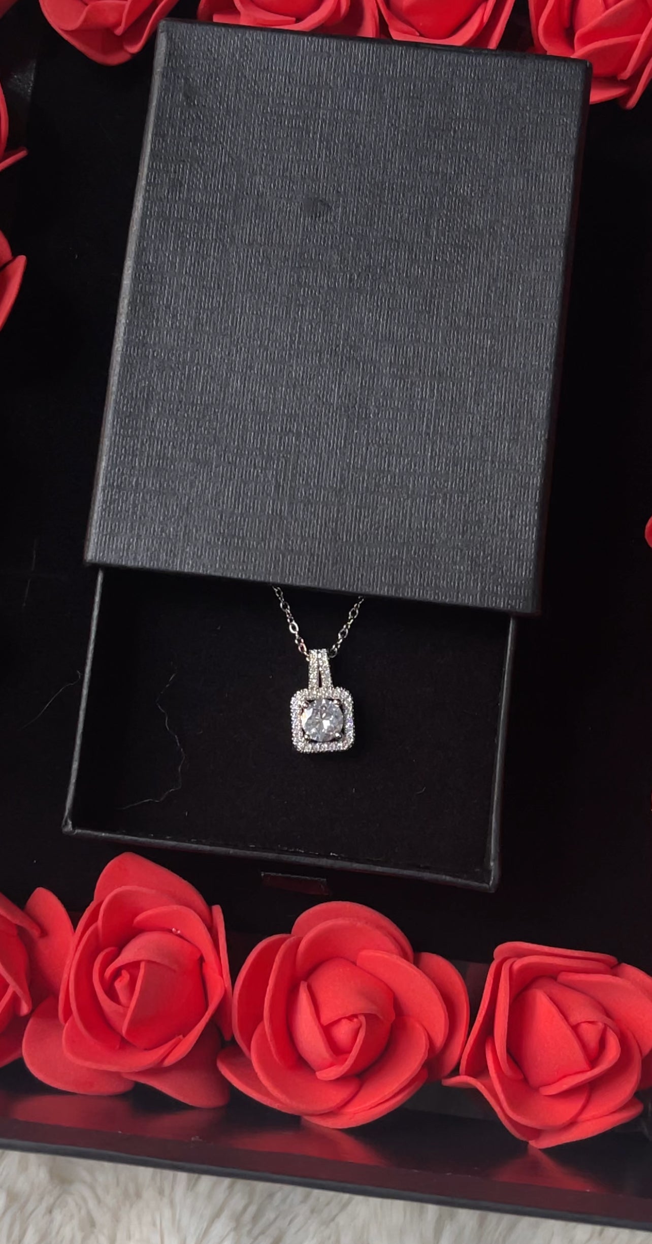 Gift box without pendant