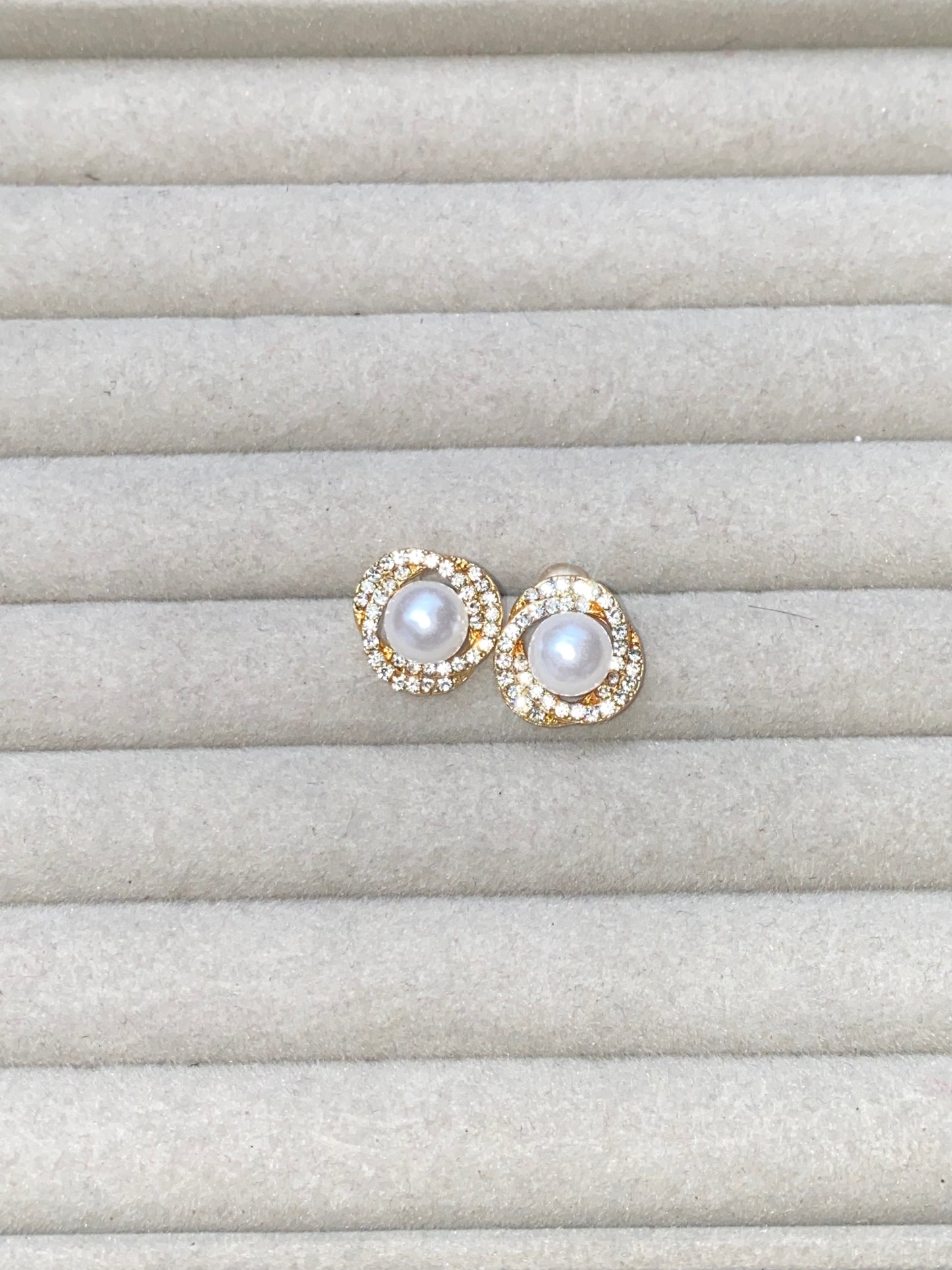 Minimal Pearl Studs