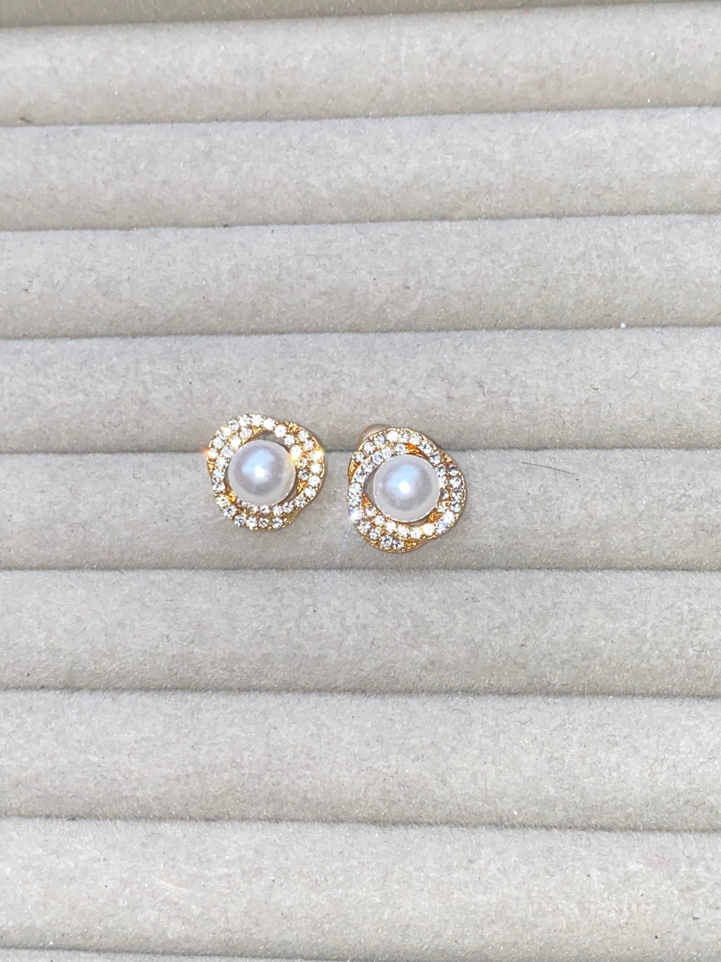 Minimal Pearl Studs