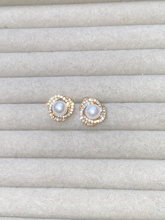 Minimal Pearl Studs