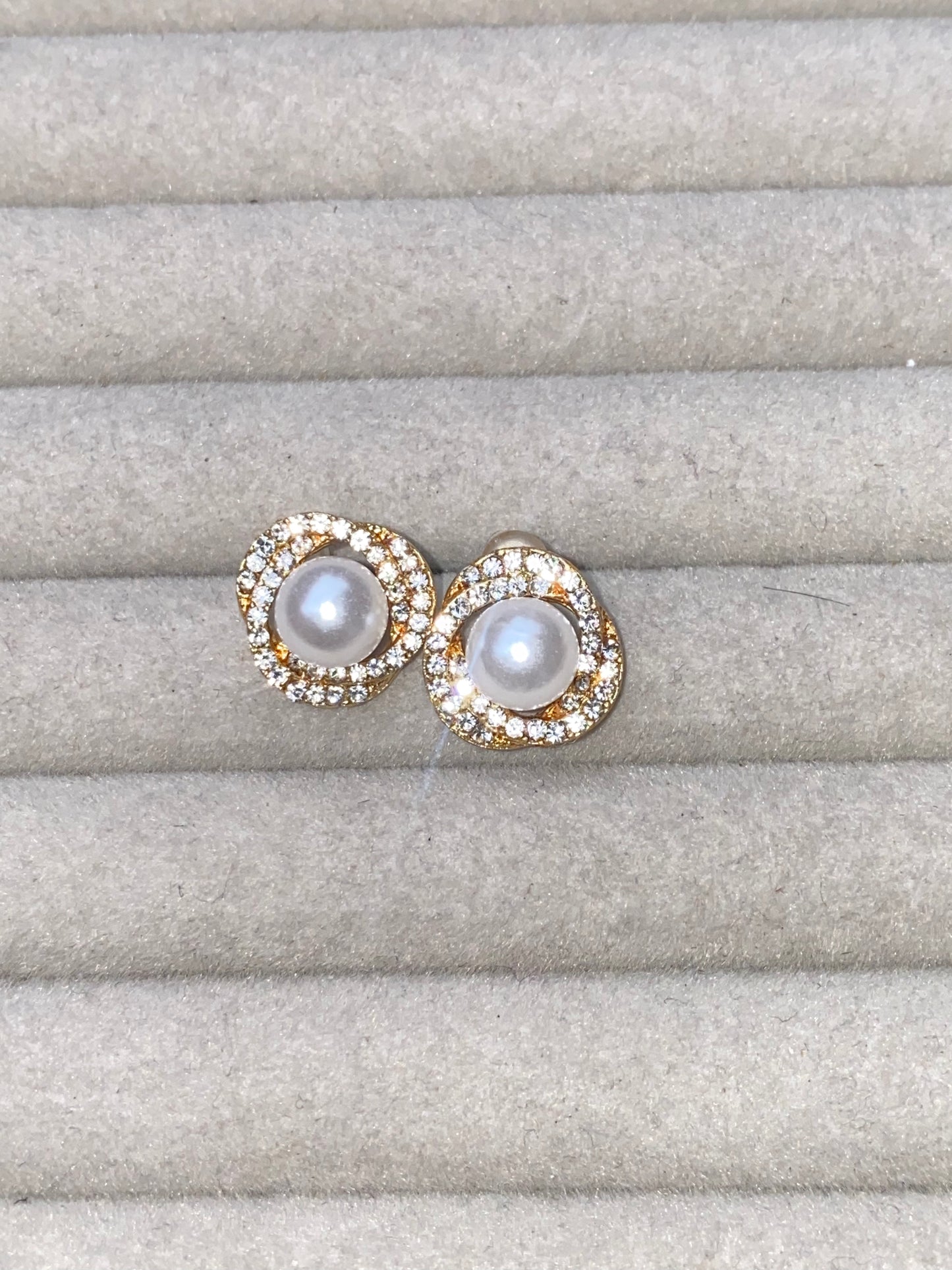 Minimal Pearl Studs