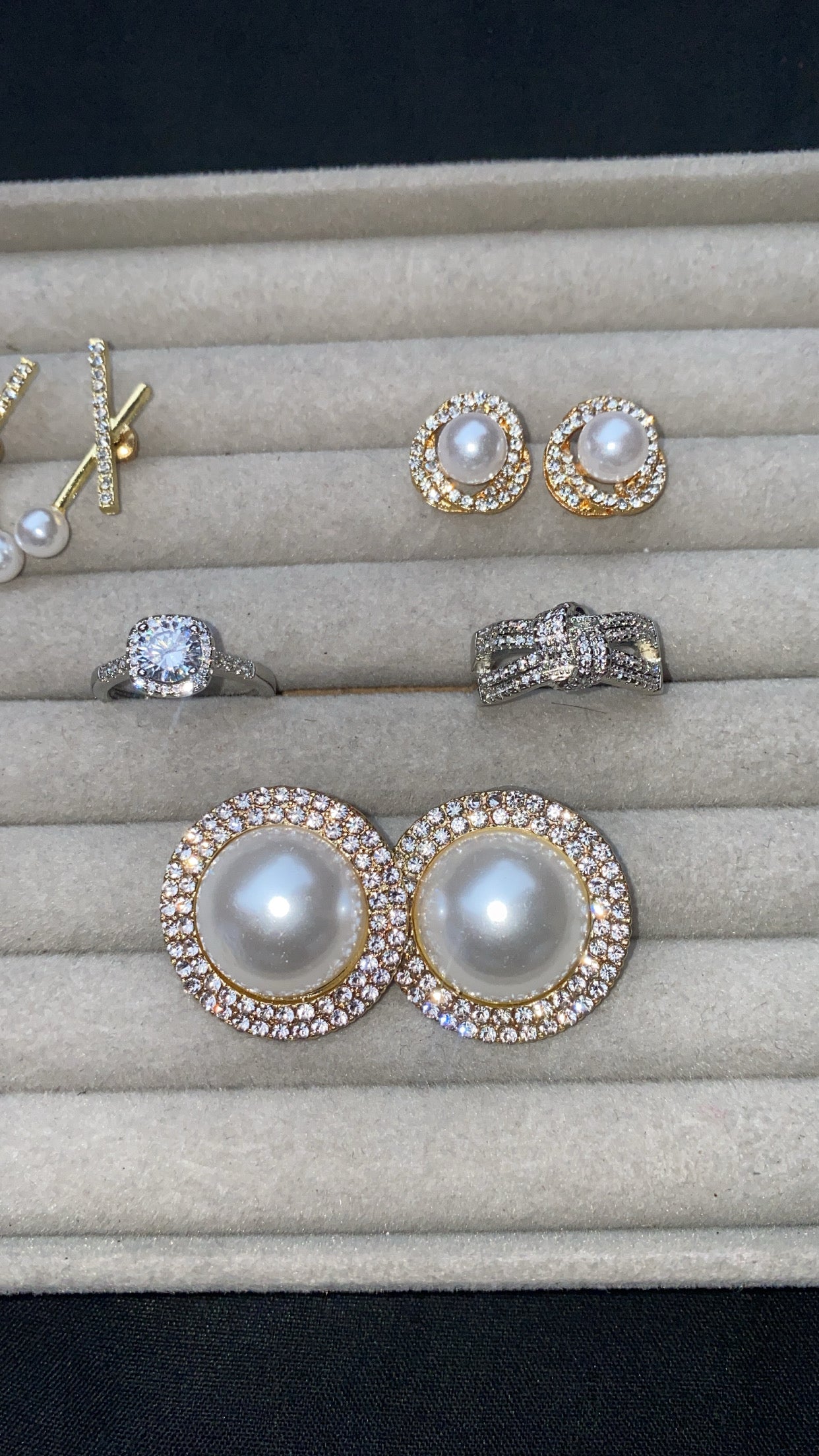 Pearl round Studs