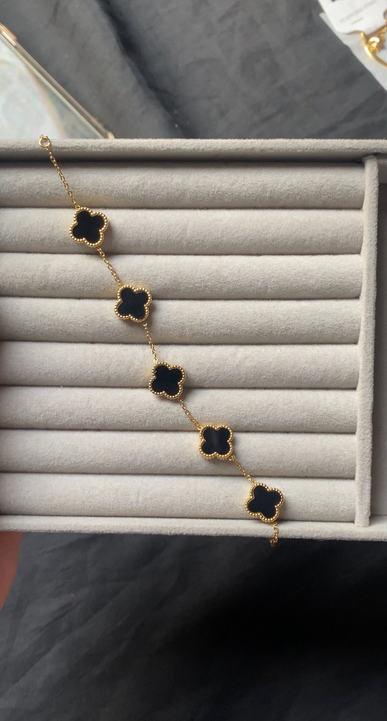 Dotted clover bracelet